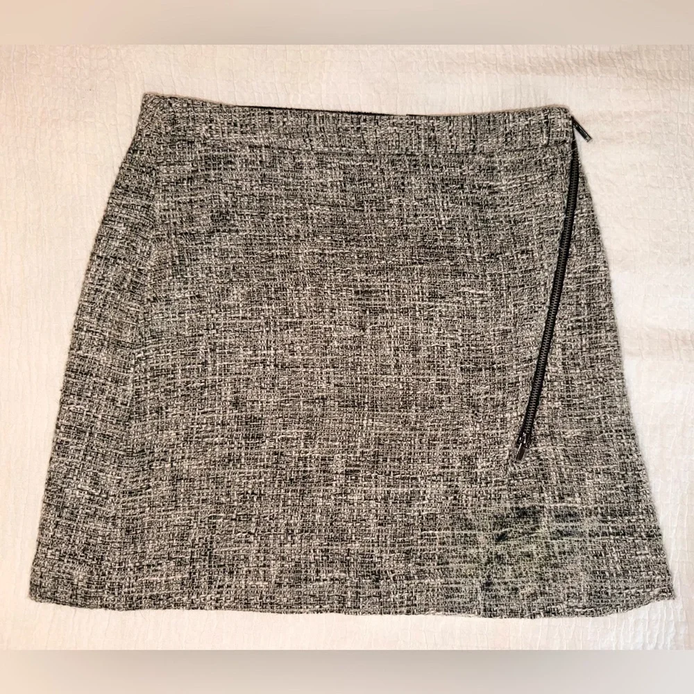 Banana Republic NWT Gray Tweed Mini Skirt With Zip Detailed
